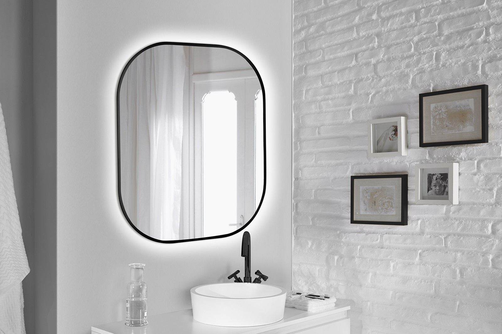 Espejo con led frontal y marco en negro con iluminación retroiluminada  perimetralmente Sire - Espejo Baño