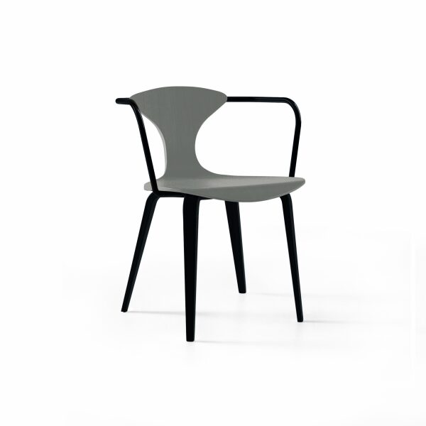 Diseño de sillas ligeras adecuadas para todo tipo de ambiente. Combina la calidez del fresno despuntado, que aporta ligereza de la carcasa, reforzada con más grosor en la zona lumbar para lograr esa silueta tan estilizada.