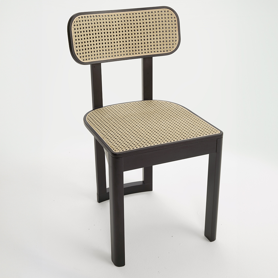 Silla inspirada en los años 70, con patas traseras dobles unidas y respaldo en médula