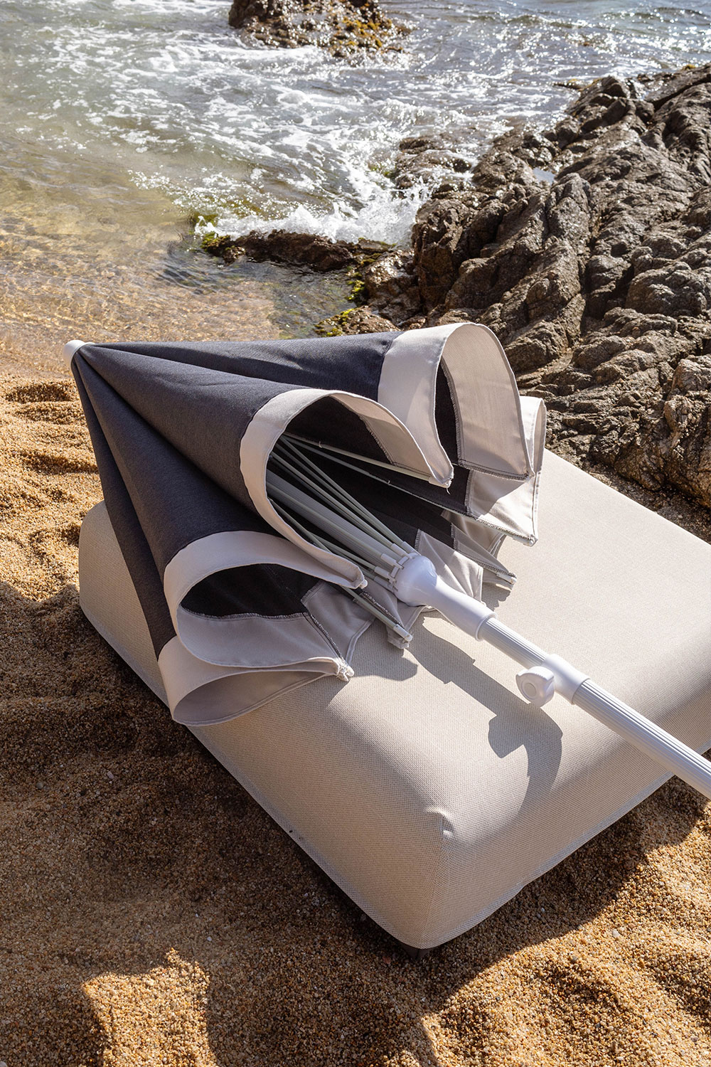 Parasol Spark de aluminio con varillas de fibra de vidrio, ligero y estable.