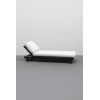 Tumbona de diseño para piscina de diseño minimalista color antracita con cojinería en blanco. sobre un suelo gris medio y una pared gris claro