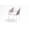 Silla de exterior delicada con terminaciones en cuerda y con cojinería tanto en asiento como en el respaldo