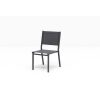 Silla para restaurantes sin brazos y con tejido permeable tanto en el asiento como en el respaldo.