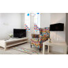 Sillón orejero tapizado estampado en apartamento