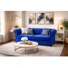 Sofá Chester azul eléctrico en ambiente de salón elegante con decoración contemporánea