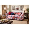 Sofá Chester con estampado Union Jack en ambiente interior cálido y decorativo de estilo urbano británico