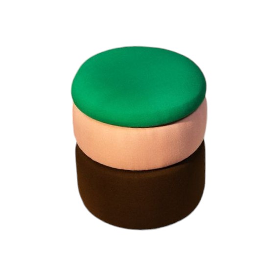 Pouff redondo tapizado en tres tonos verde, rosa y marrón sobre fondo neutro.