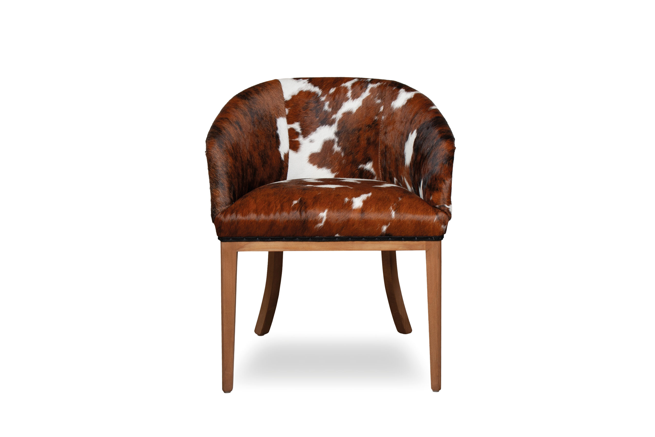 Girona Essence Cowleather Girona Essence Cowleather, silla tapizada en piel de vacuno con pelo tricolor y estructura de madera maciza.