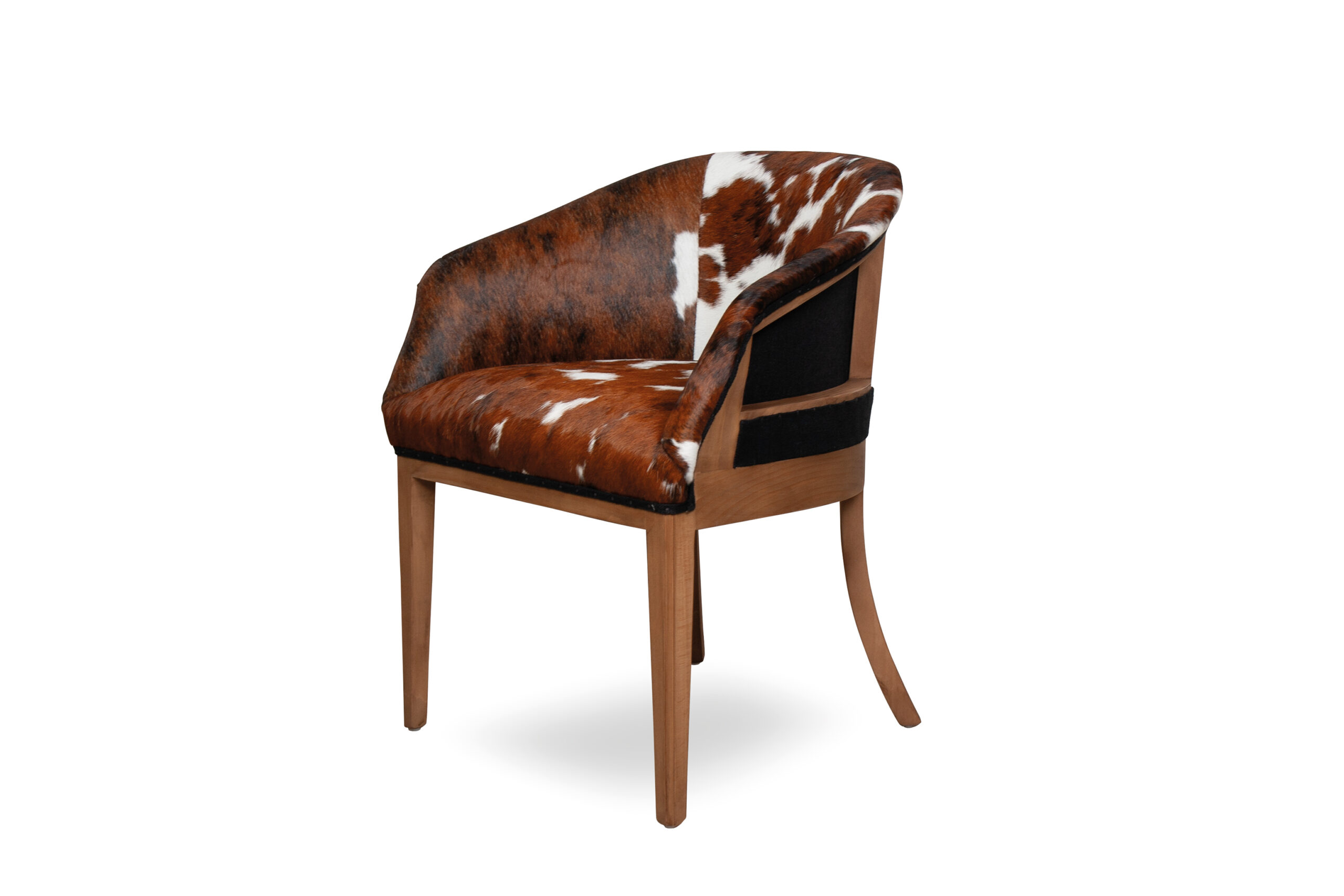 Girona Essence Cowleather, silla tapizada en piel de vacuno con pelo tricolor y estructura de madera maciza.