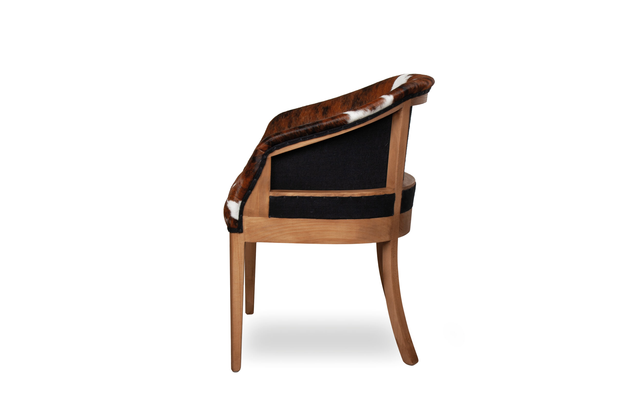 Girona Essence Cowleather, silla tapizada en piel de vacuno con pelo tricolor y estructura de madera maciza.