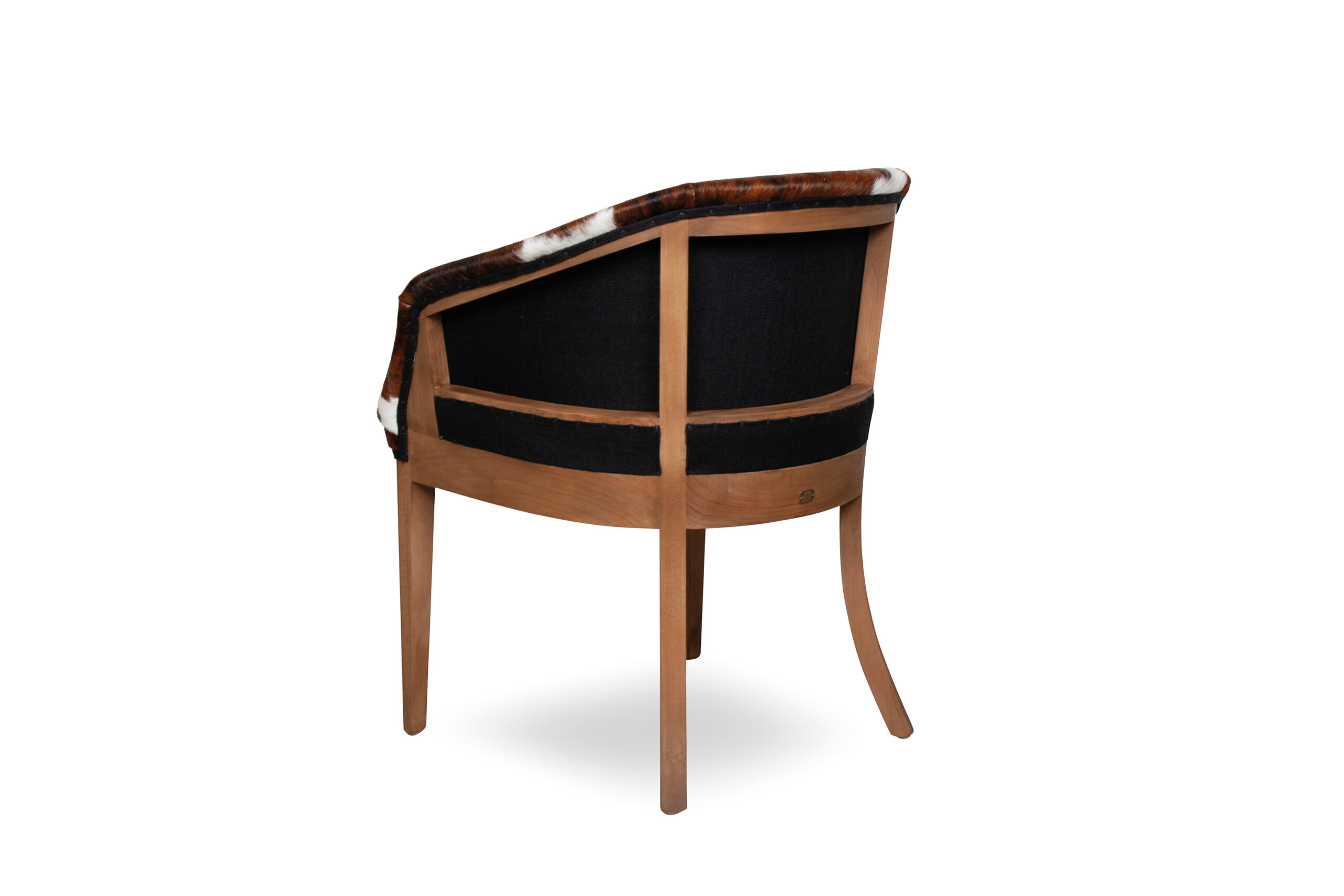 Girona Essence Cowleather, silla tapizada en piel de vacuno con pelo tricolor y estructura de madera maciza.