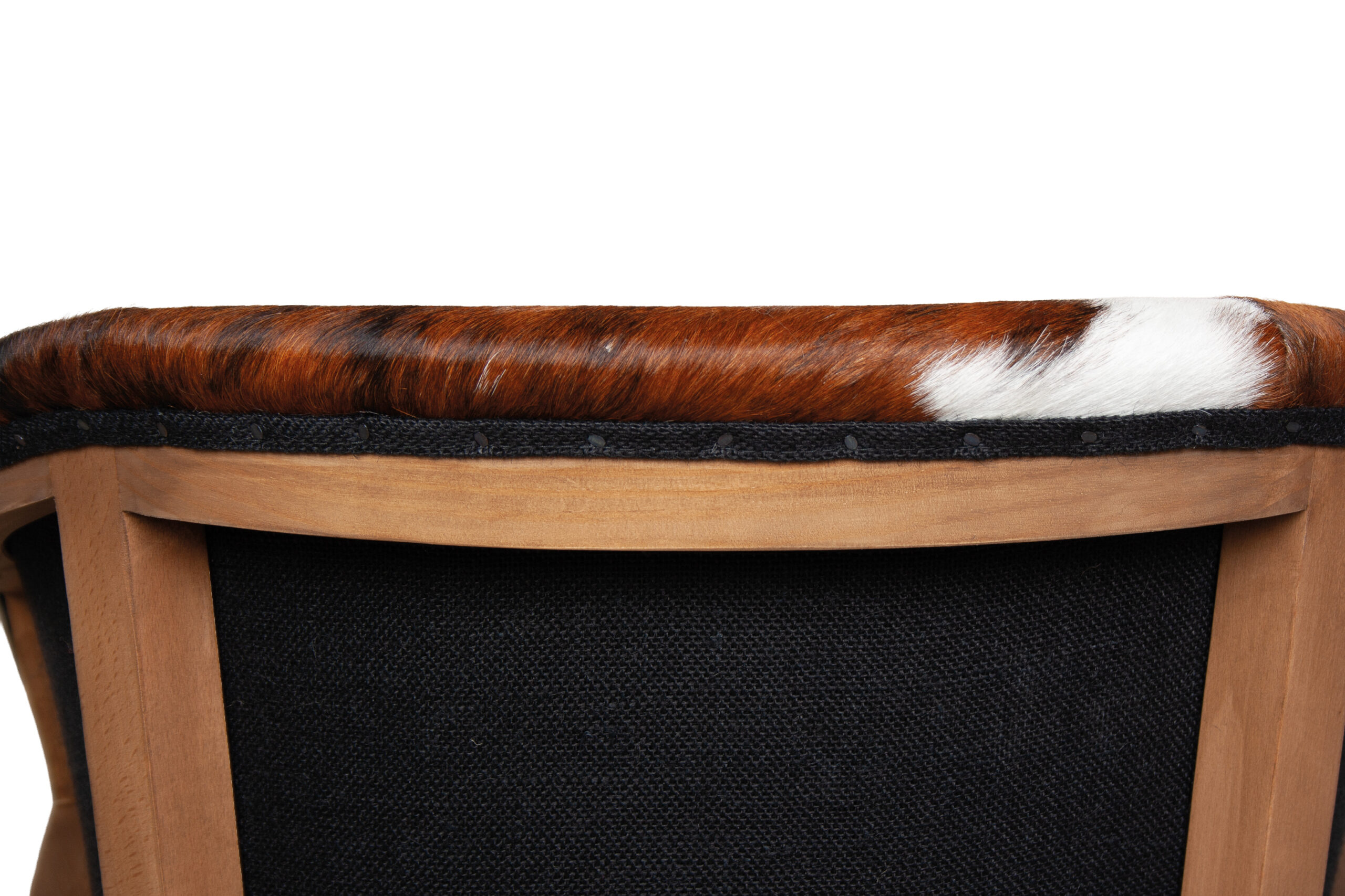 Girona Essence Cowleather, silla tapizada en piel de vacuno con pelo tricolor y estructura de madera maciza.