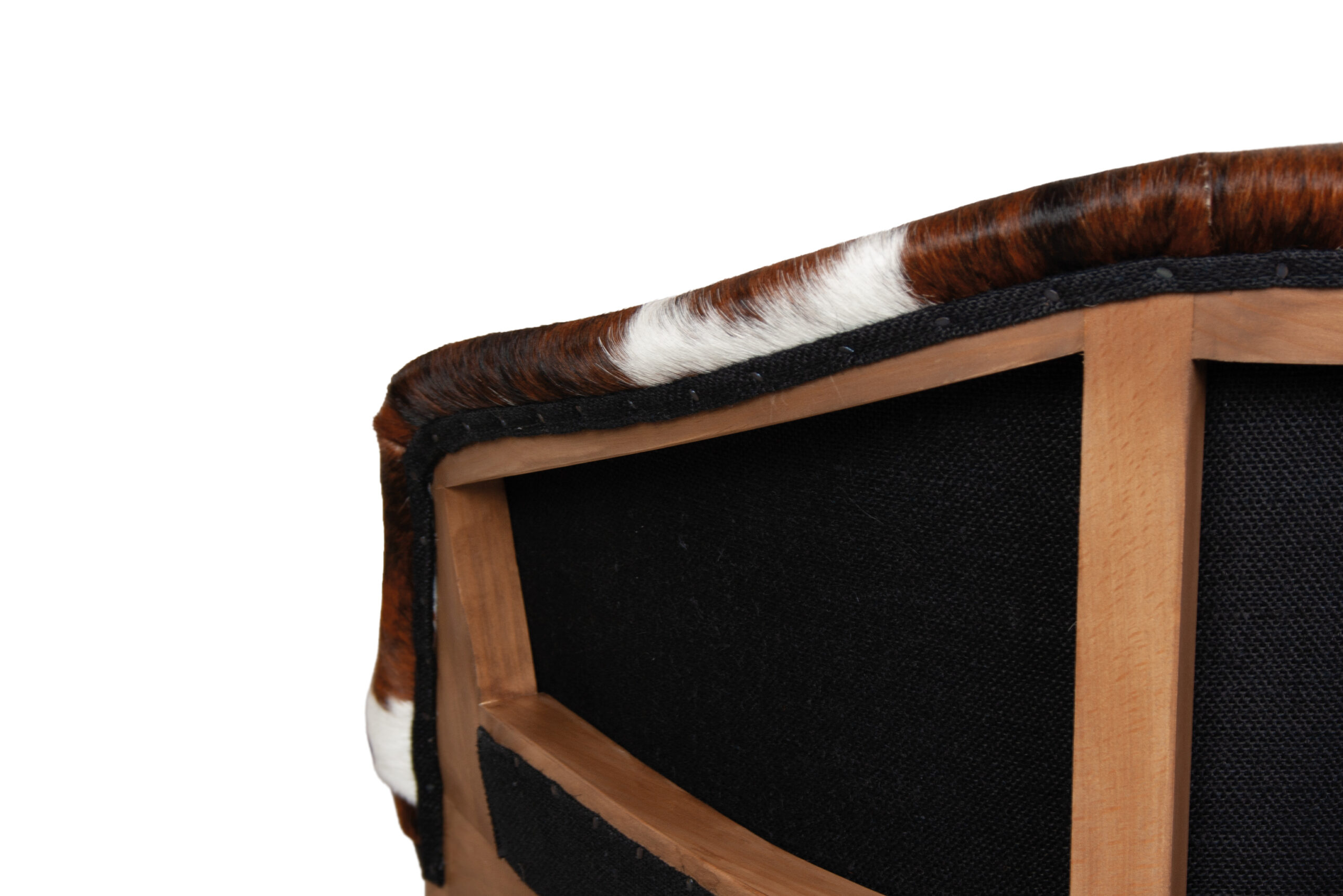 Girona Essence Cowleather, silla tapizada en piel de vacuno con pelo tricolor y estructura de madera maciza.