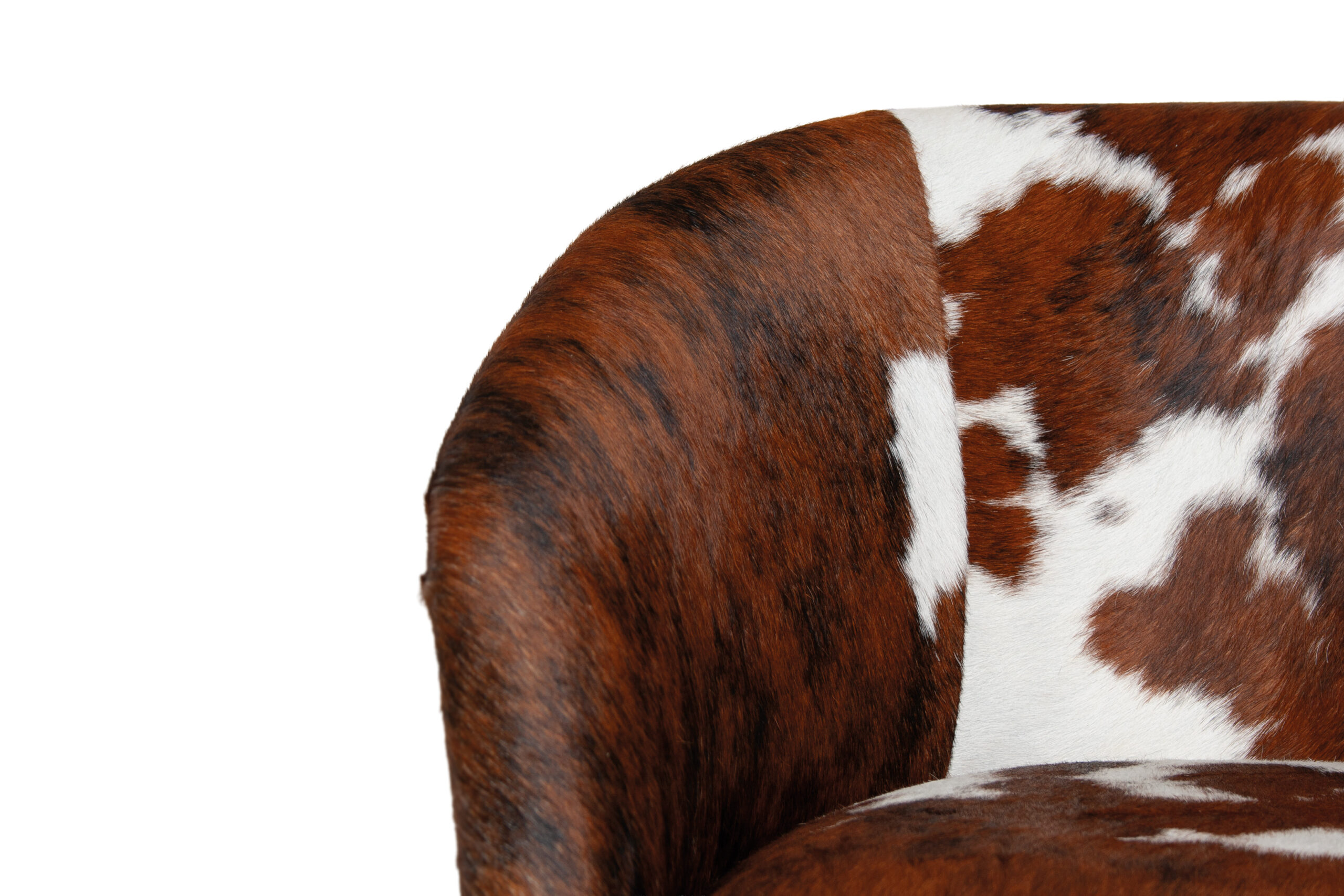 Girona Essence Cowleather, silla tapizada en piel de vacuno con pelo tricolor y estructura de madera maciza.
